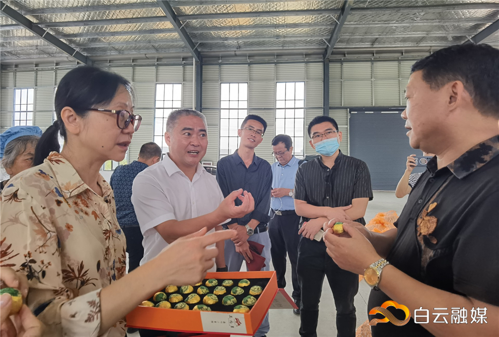 三元里街代表团为当地种桑养蚕户及收购公司展示种桑养蚕深加工产品。