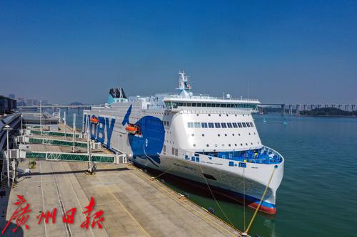 豪华客滚船停靠南沙国际邮轮母港