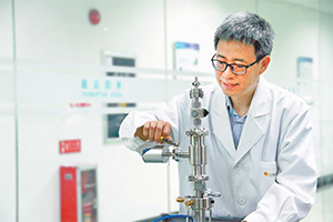 周振在实验室。受访者供图