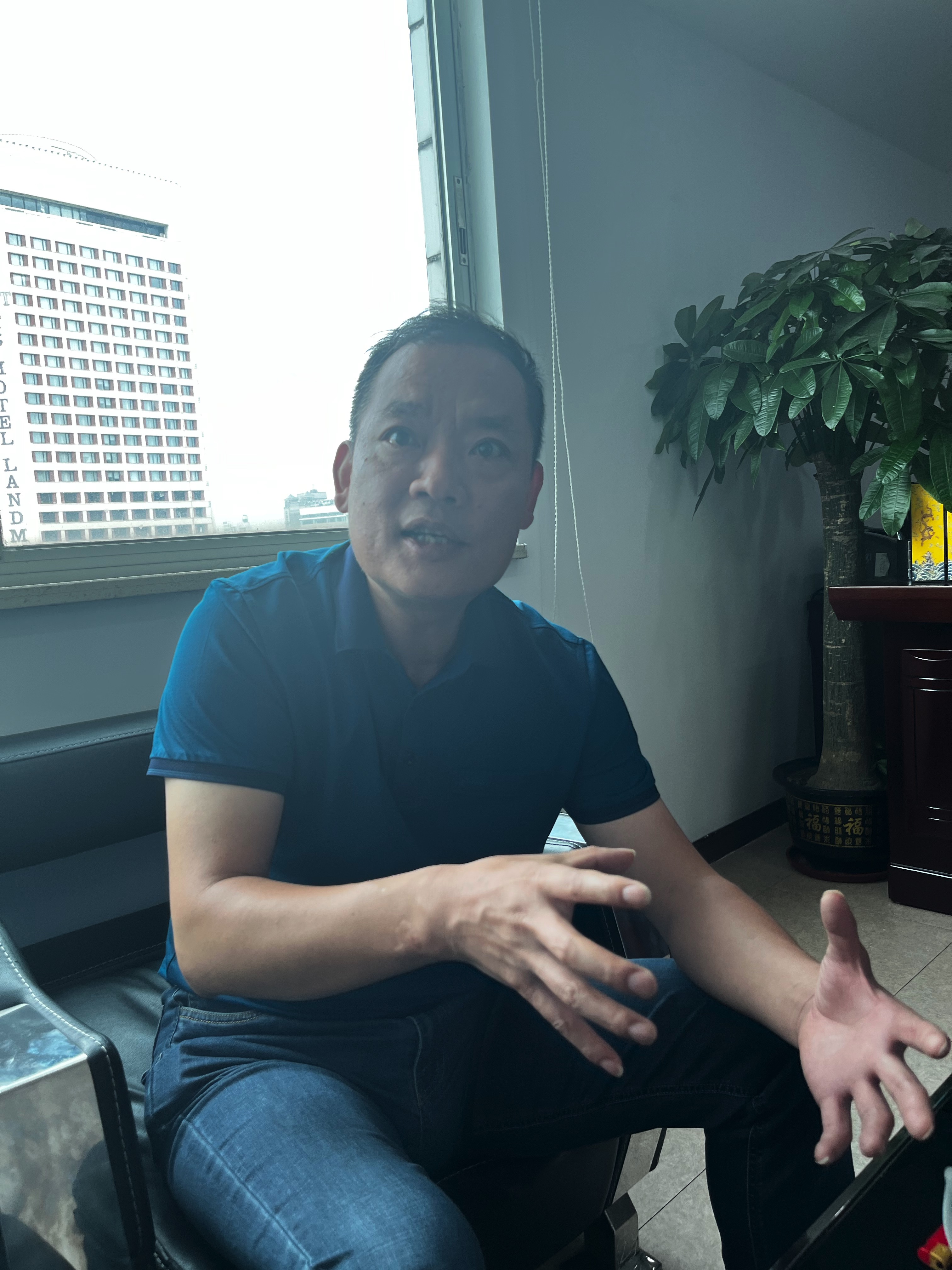 胡雄英：“看到鲁朗有这么大的变化，作为援藏干部我很欣慰。”