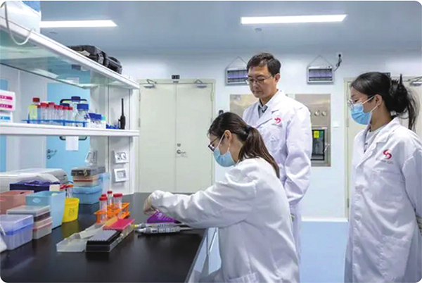 张志栋(站立者)与同事讨论问题。