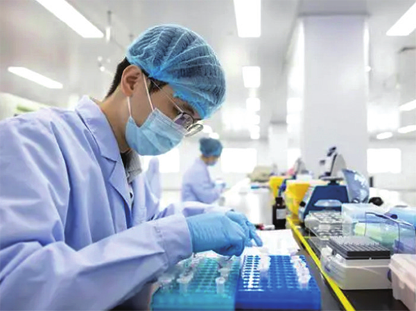 燃石医学的操作员正在进行样本检测。