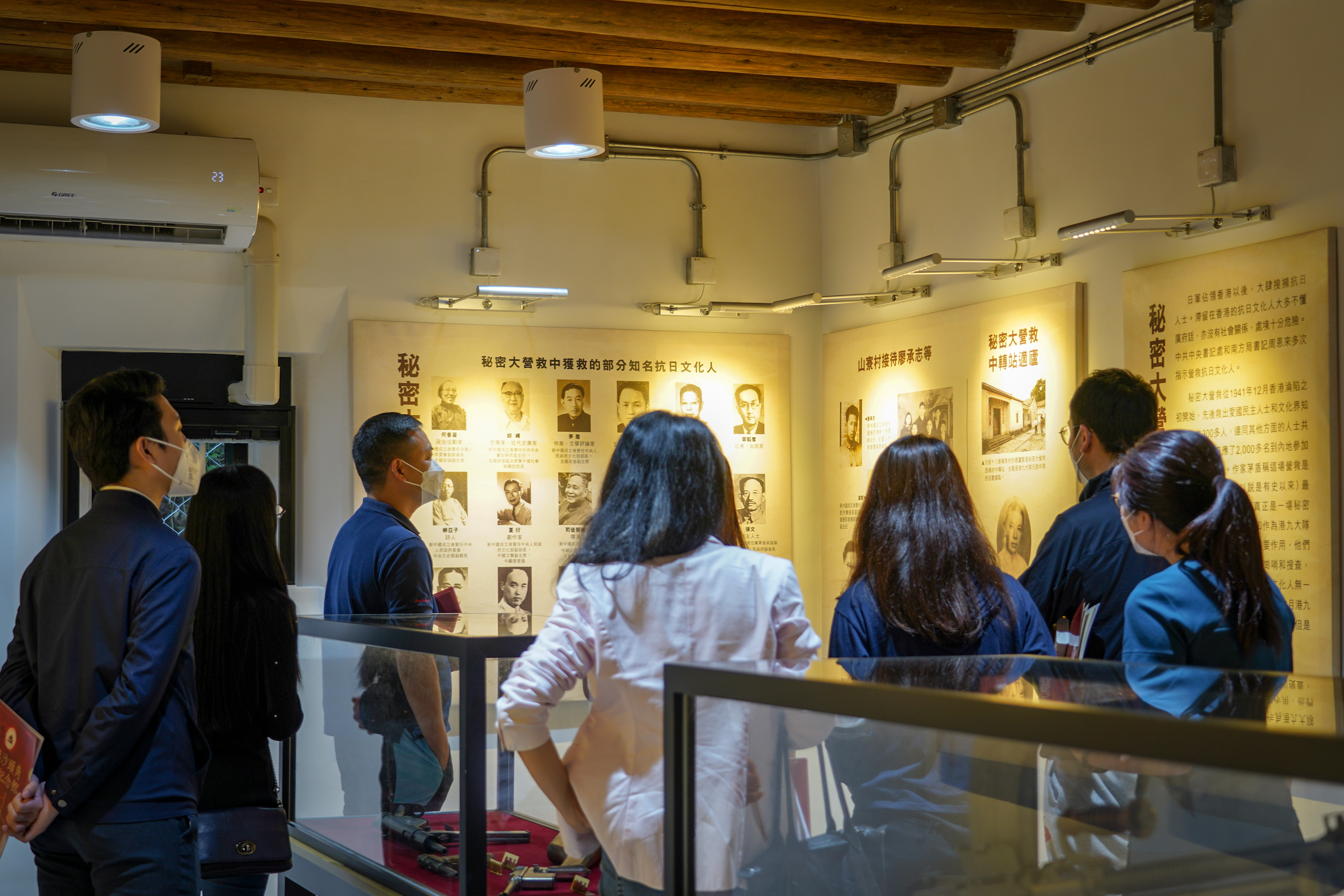 来纪念馆参观的市民