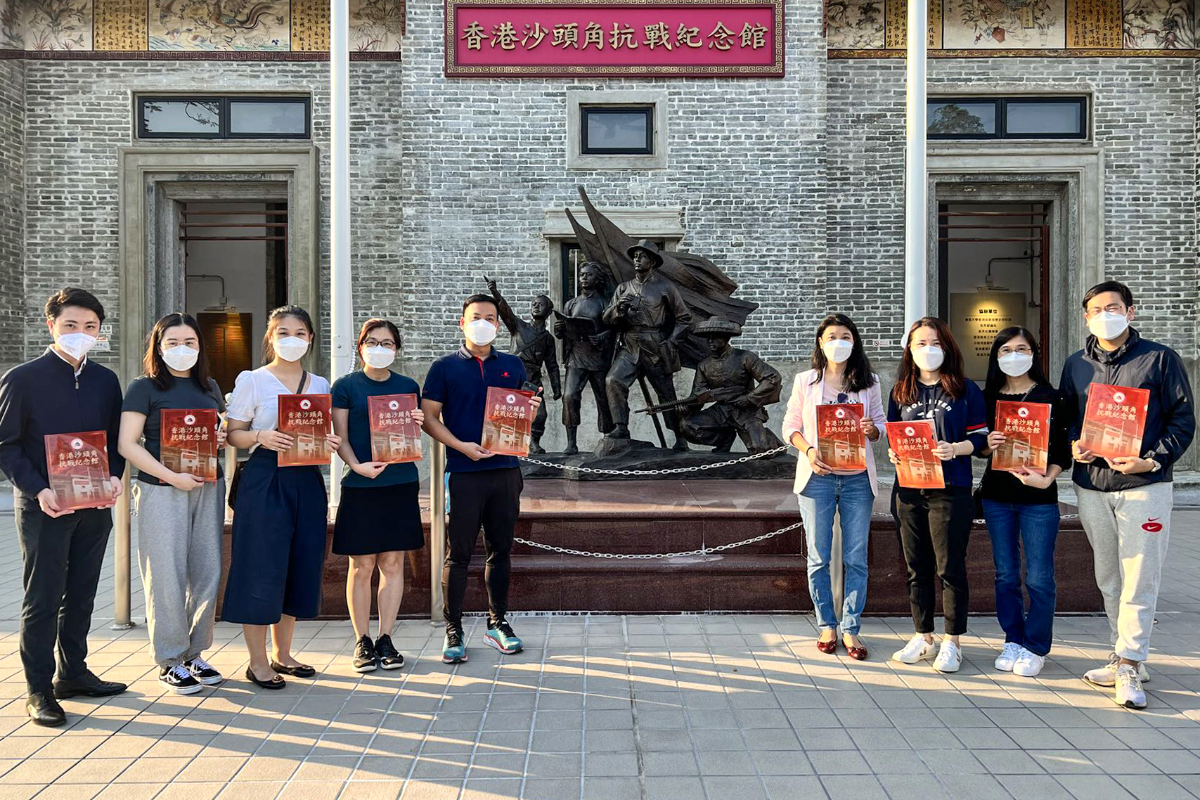 来纪念馆参观的市民2