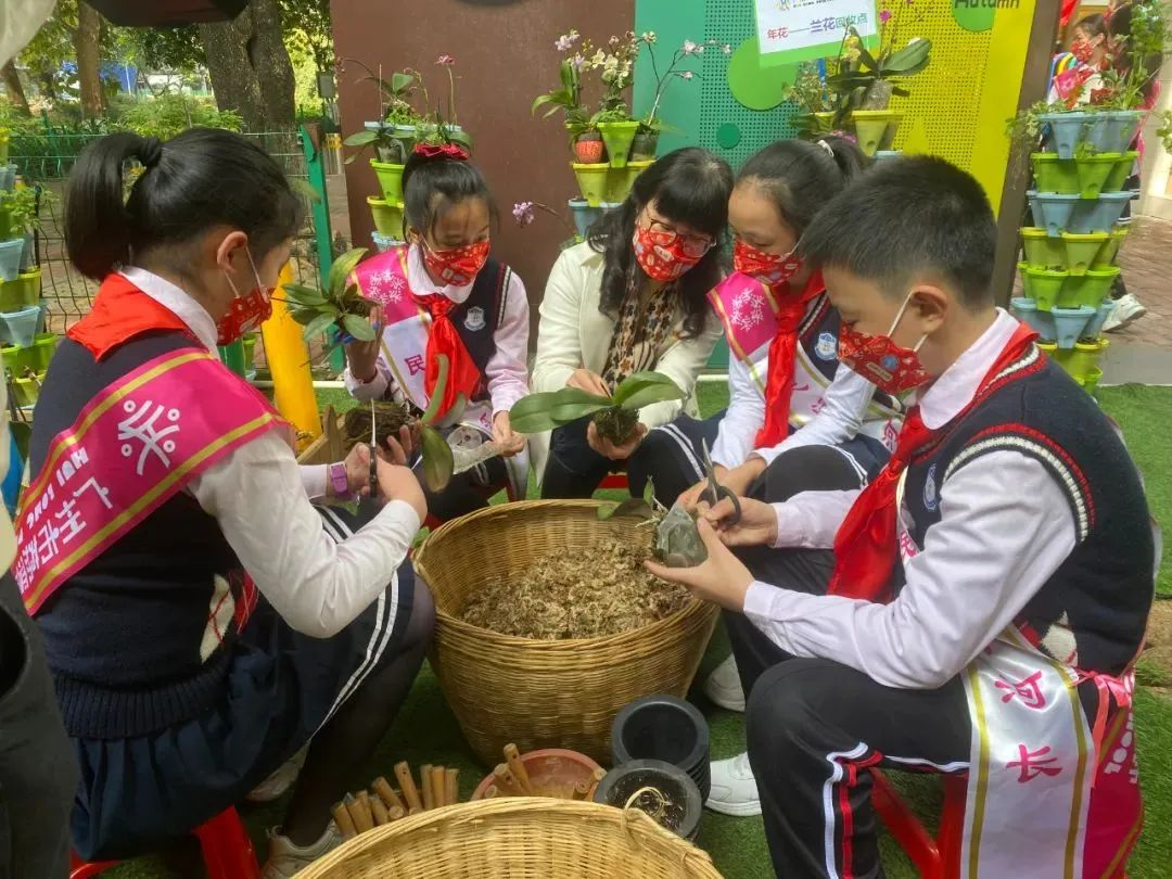 (图:梁丽珠给小河长们讲解复种兰花的技术要领)