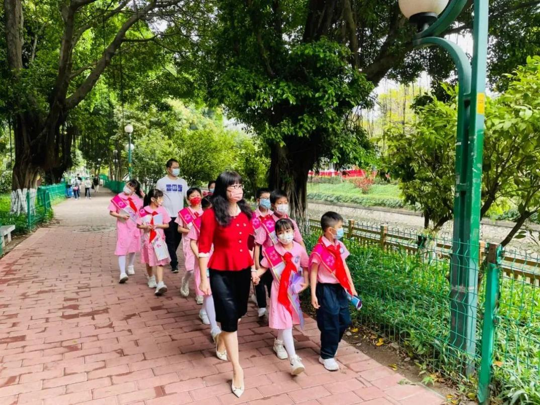 (图:民间河长梁丽珠带着小河长们巡河)