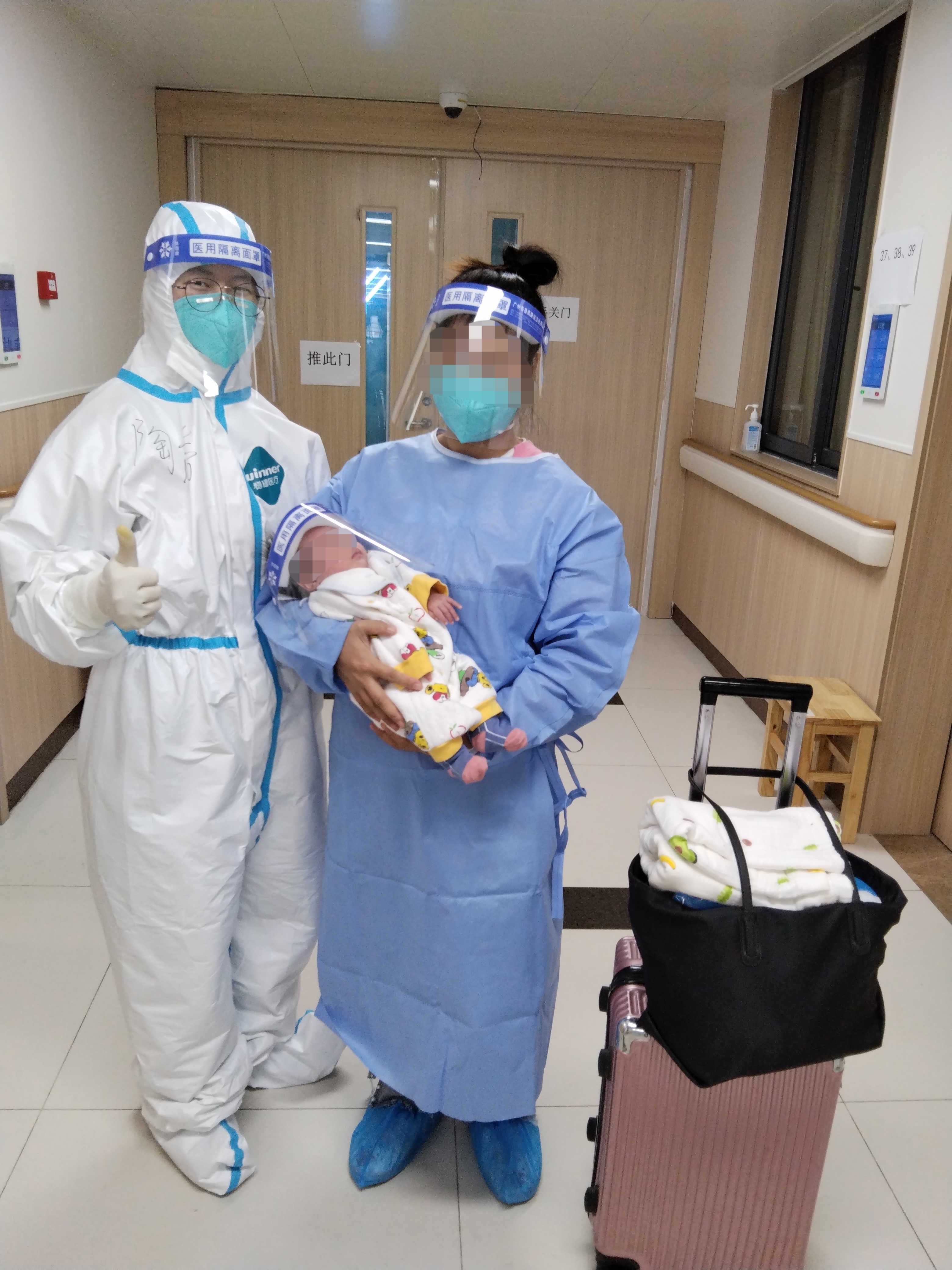 满月出院啦妈妈带着小宝贝从省二医隔离病区回家