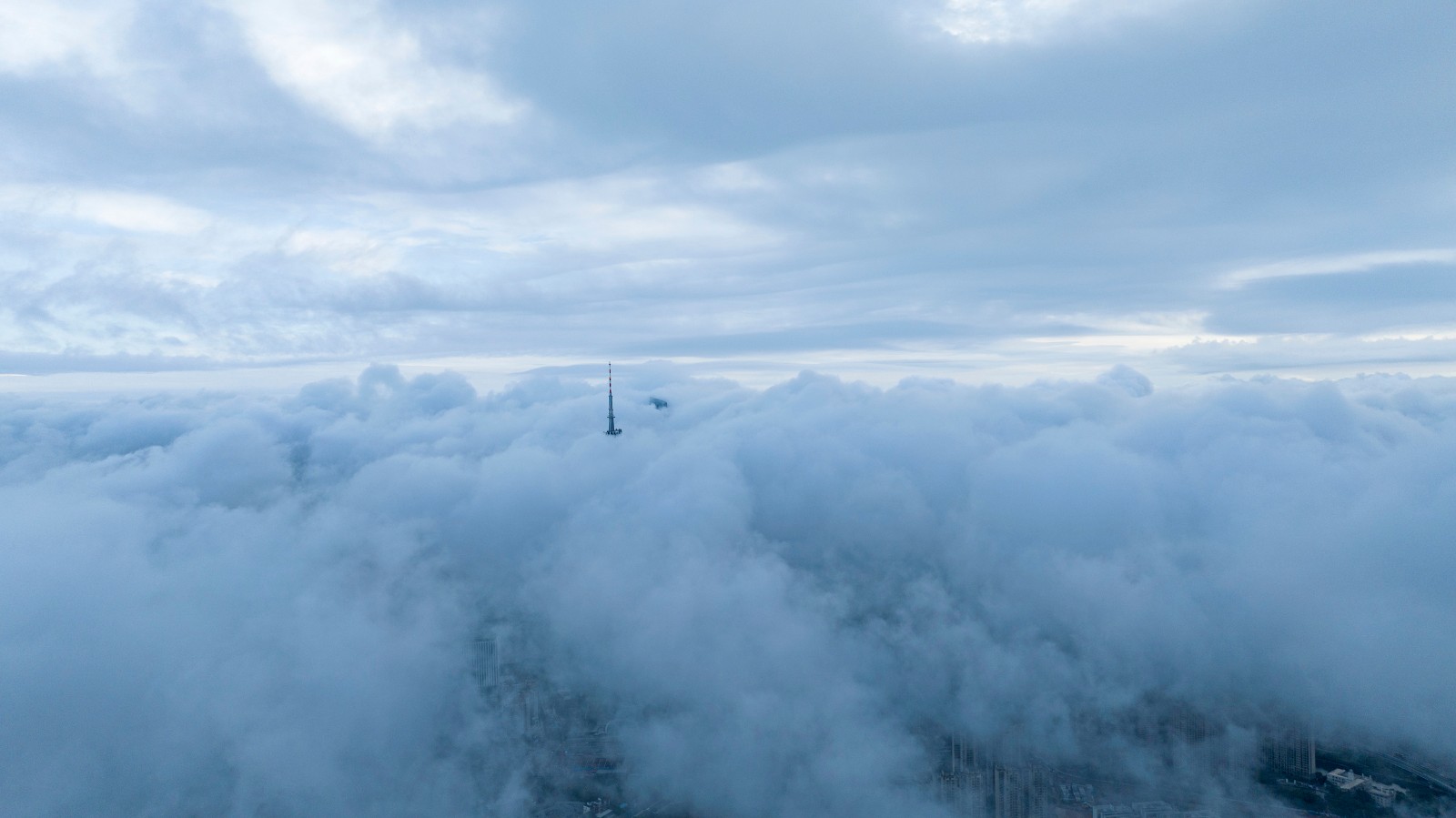 1 连日阴雨蒙蒙，广州上空云雾弥漫，广州塔和东塔在厚厚的云层中露出“冰山一角”。（摄影：谷小红）a.jpg