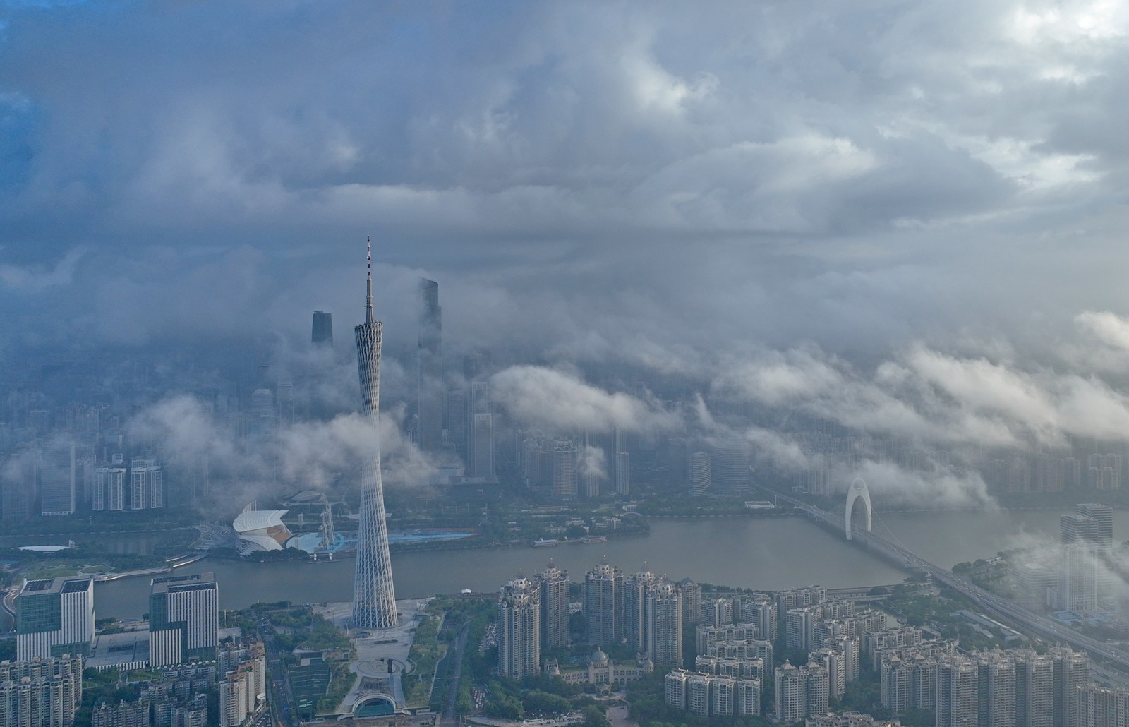 2 珠江两岸云腾雾绕，美若仙景。（摄影：谷小红）a.jpg