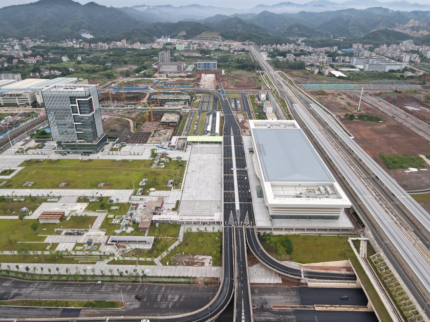 赣深高铁开通运营一周年，推动沿线城市深度融入粤港澳大湾区