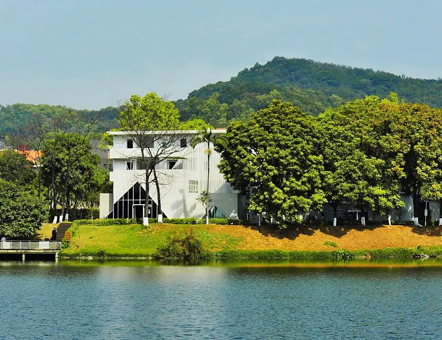 k2 广州市天河区图书馆天河科技园分馆毗邻天河湿地公园，环境优美，藏书丰富，集“颜值”和“内涵”于一身，被广州市文化广电旅游局评为“2021年花城市民文化空间”。（来源：广州市天河区图书馆天河科技园分馆）.jpg