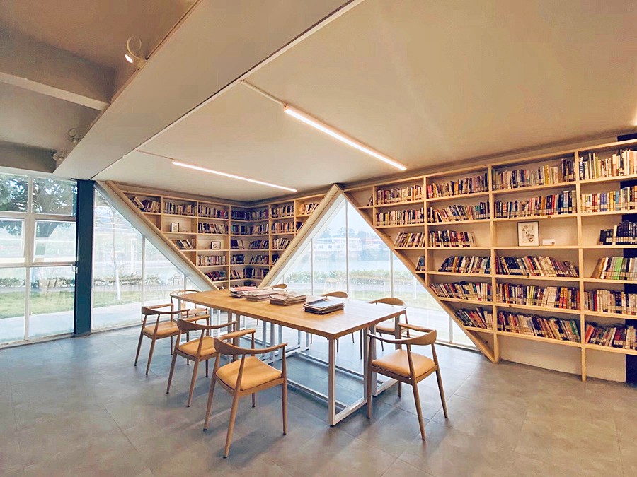 k3 图书馆由一座老旧建筑改造而成，馆内书墙壁立，从建筑设计到内部装修风格都展现出人文、优雅、时尚之美。（来源：广州市天河区图书馆天河科技园分馆）.jpg