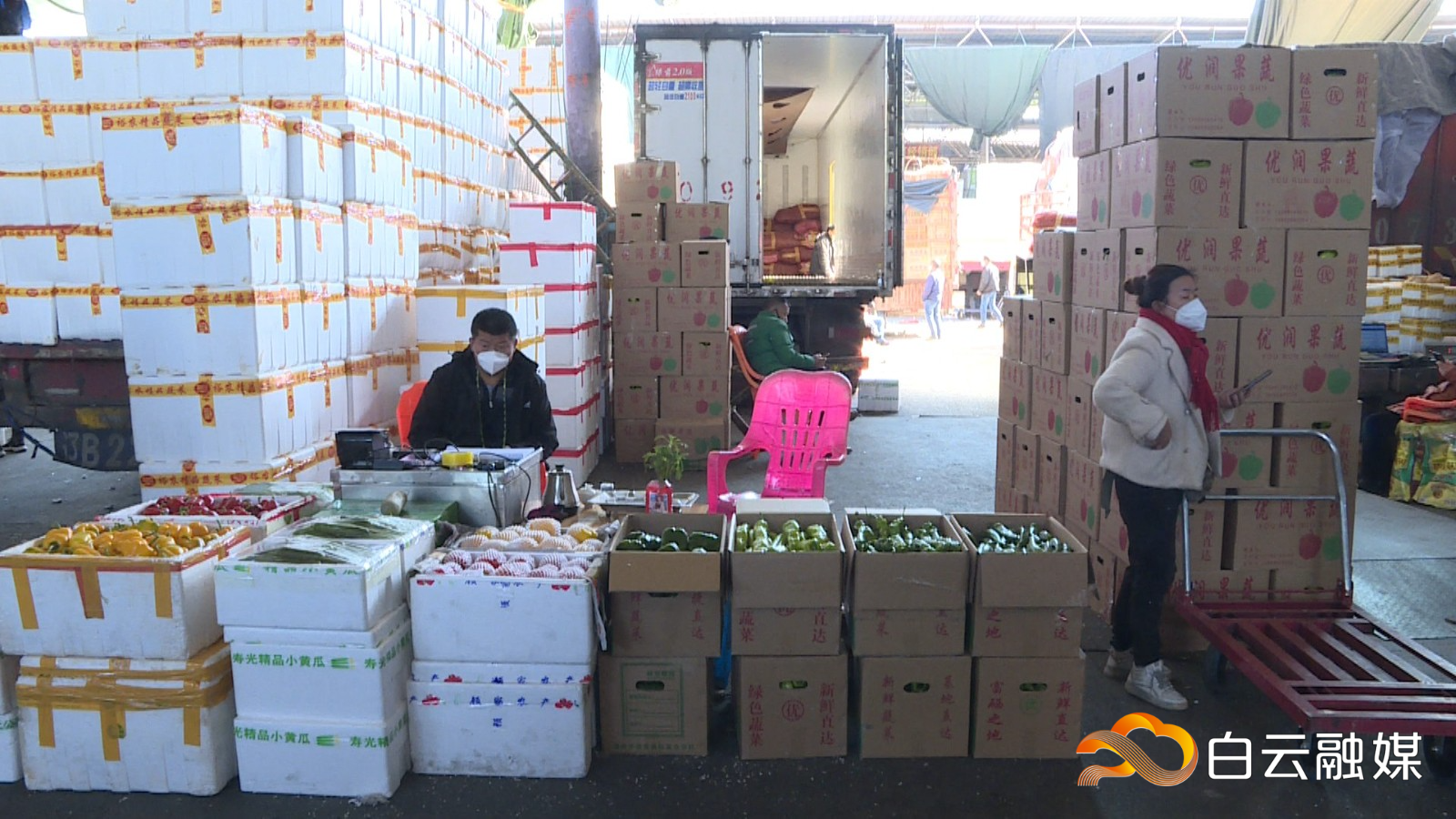 (8)蔬菜档口货物充足 (8)蔬菜档口货物充足