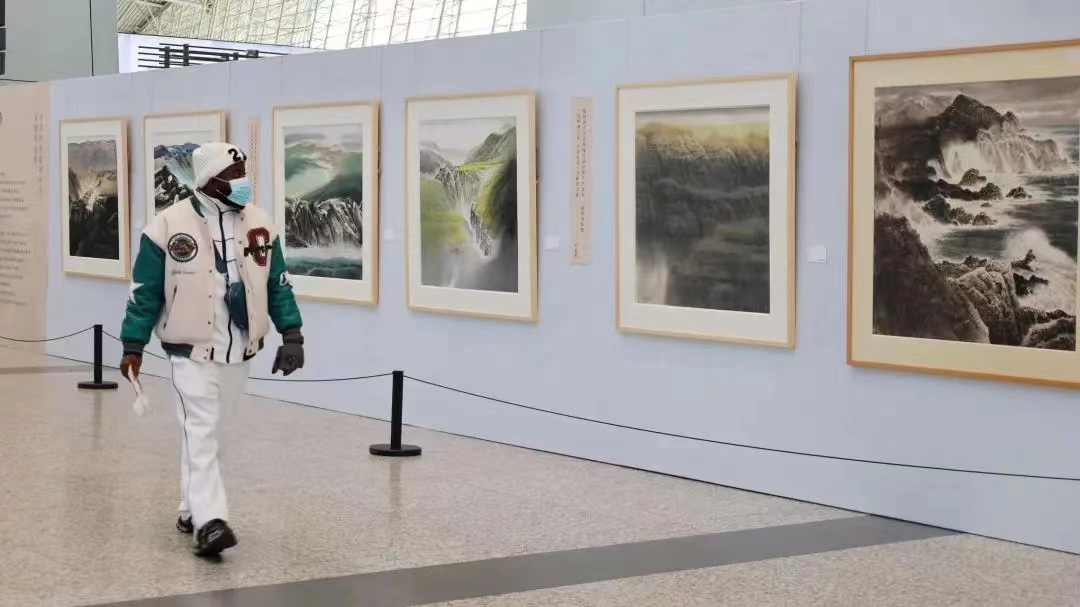 来白云机场看画展!许钦松精品山水画跨年展持续至明年1月31日