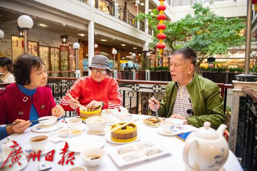 人吃早茶香港84岁老伯李北润与友人吃早茶香港84岁老伯李北润与友人吃早茶