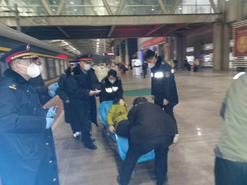 火车上孕妇即将临盆！列车员紧急救援一小时