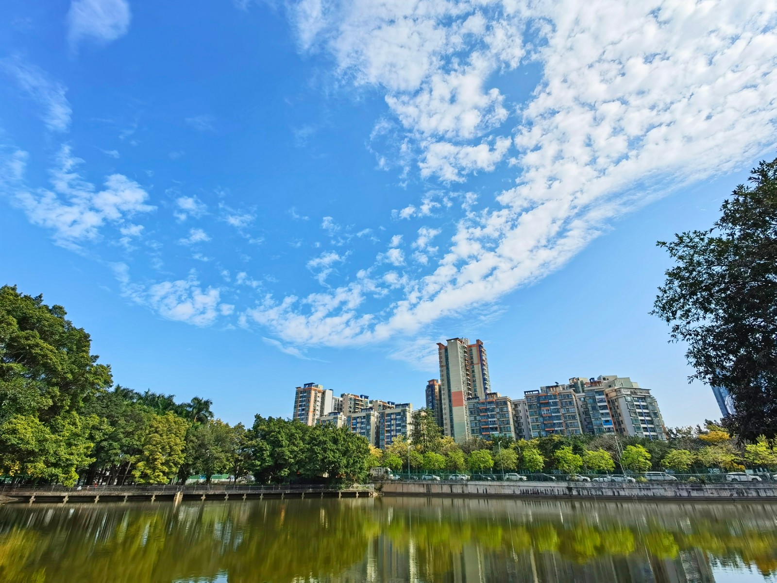 2 蓝天碧水，绿意环绕，景色怡人。（摄影：何小茹）a.jpg