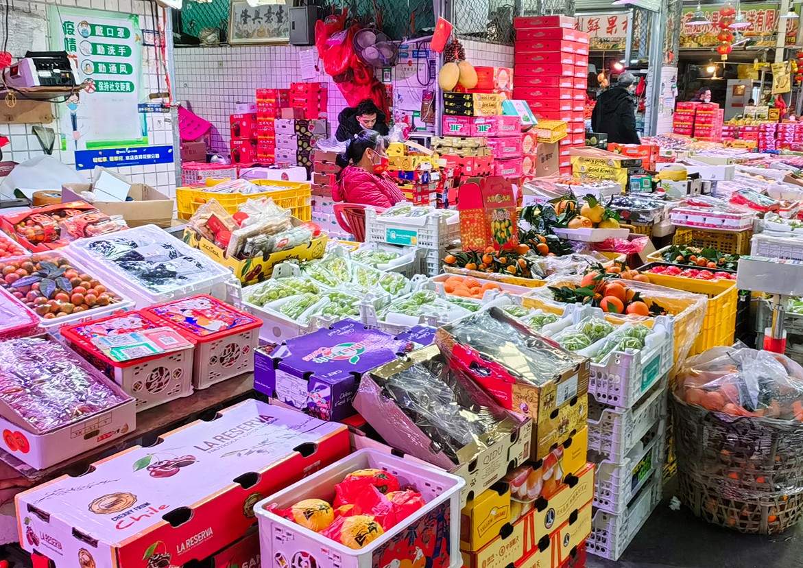 2 天平水果批发市场是广州市规模第二大的专业性水果批发市场，主要批发南北干鲜果及部分进口水果，是岭南水果主集散地。（摄影：何小茹）b.jpg