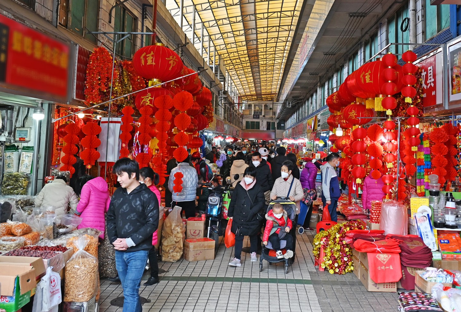 1 春节临近，广州天平日杂批发市场由于货品齐全、价格实惠，成为人们置办年货的好去处。（摄影：何小茹）a.jpg