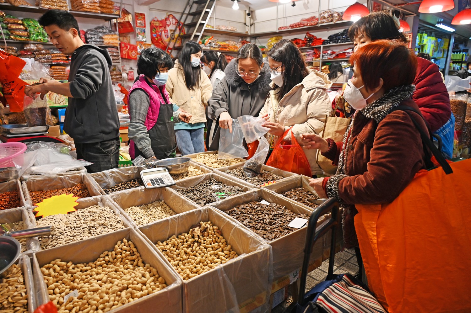 4 瓜子和花生是家家户户过年必备的零食。（摄影：何小茹）a.jpg