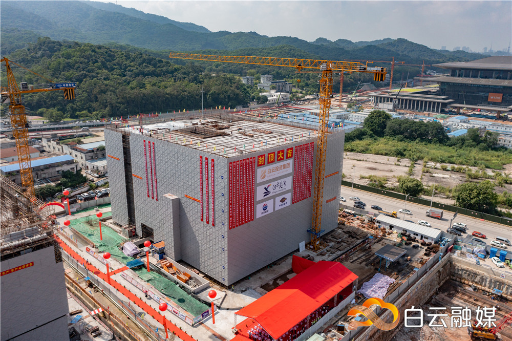 白云美湾大厦项目喜封金顶。