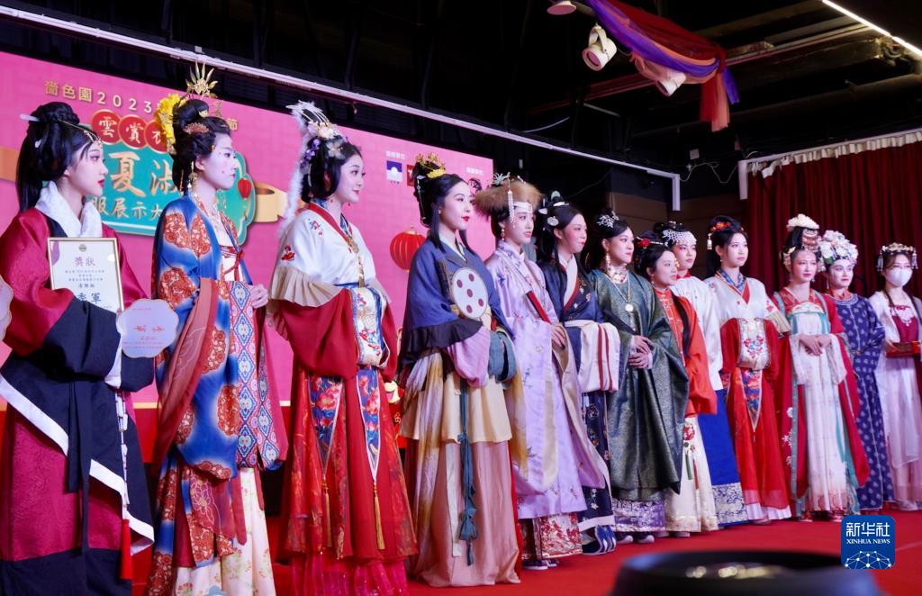 2月5日,在嗇色園黃大仙祠舉辦的“雲賞衣裳”華夏淑女漢服展示大賽中,參賽者在頒獎典禮上集體展示。新華社記者 褚萌萌 攝
