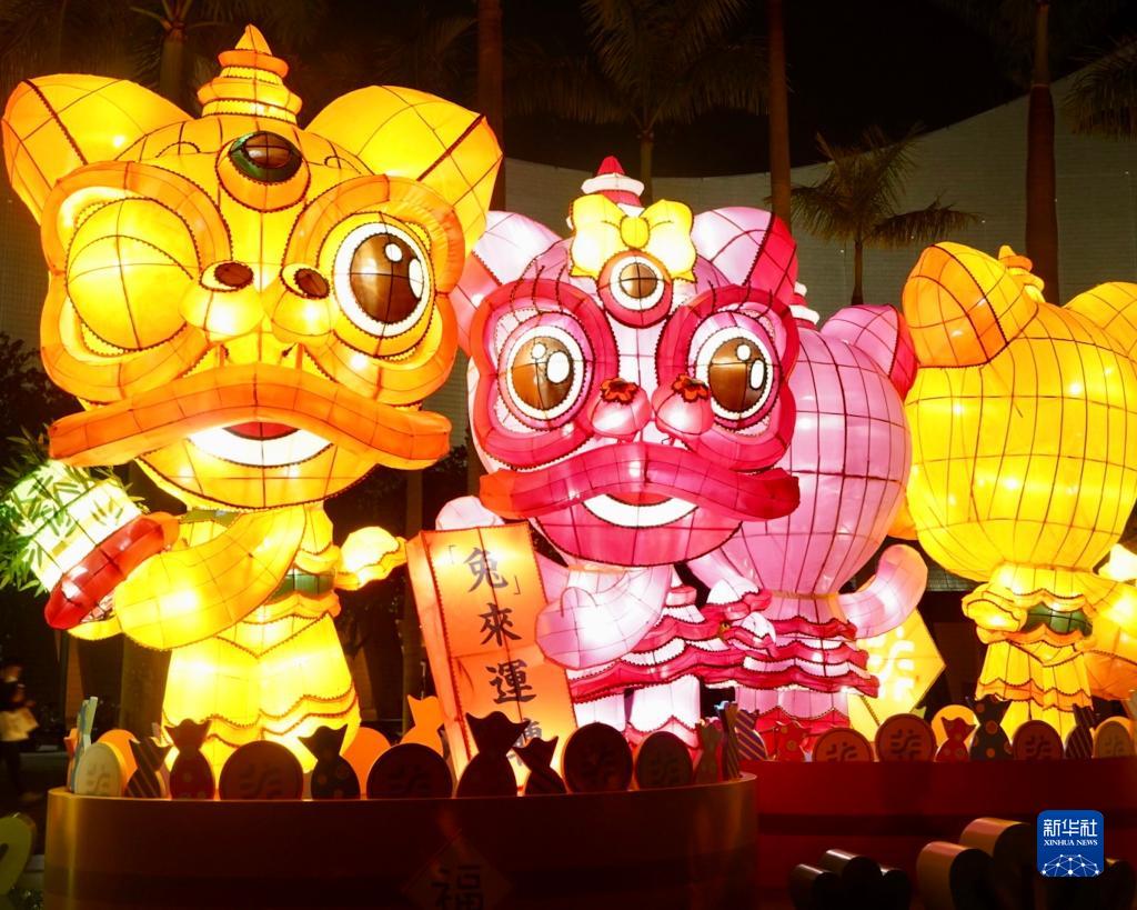 2月4日在香港文化中心露天廣場拍攝的“兔來運轉”主題彩燈。新華社記者 褚萌萌 攝