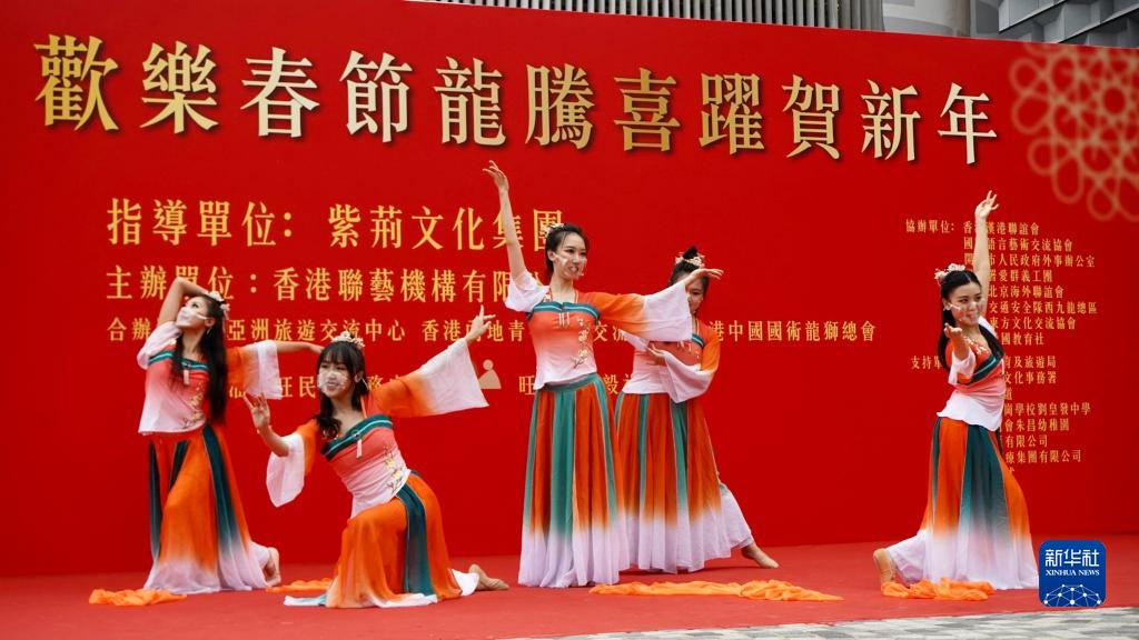 2月5日,在尖沙咀星光大道,“歡樂春節龍騰喜躍賀新年”活動中,青少年在表演傳統舞蹈。新華社記者 褚萌萌 攝