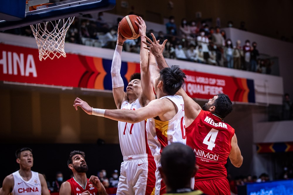 男篮世界杯预选赛中国队客场险胜对手迎来关键胜利