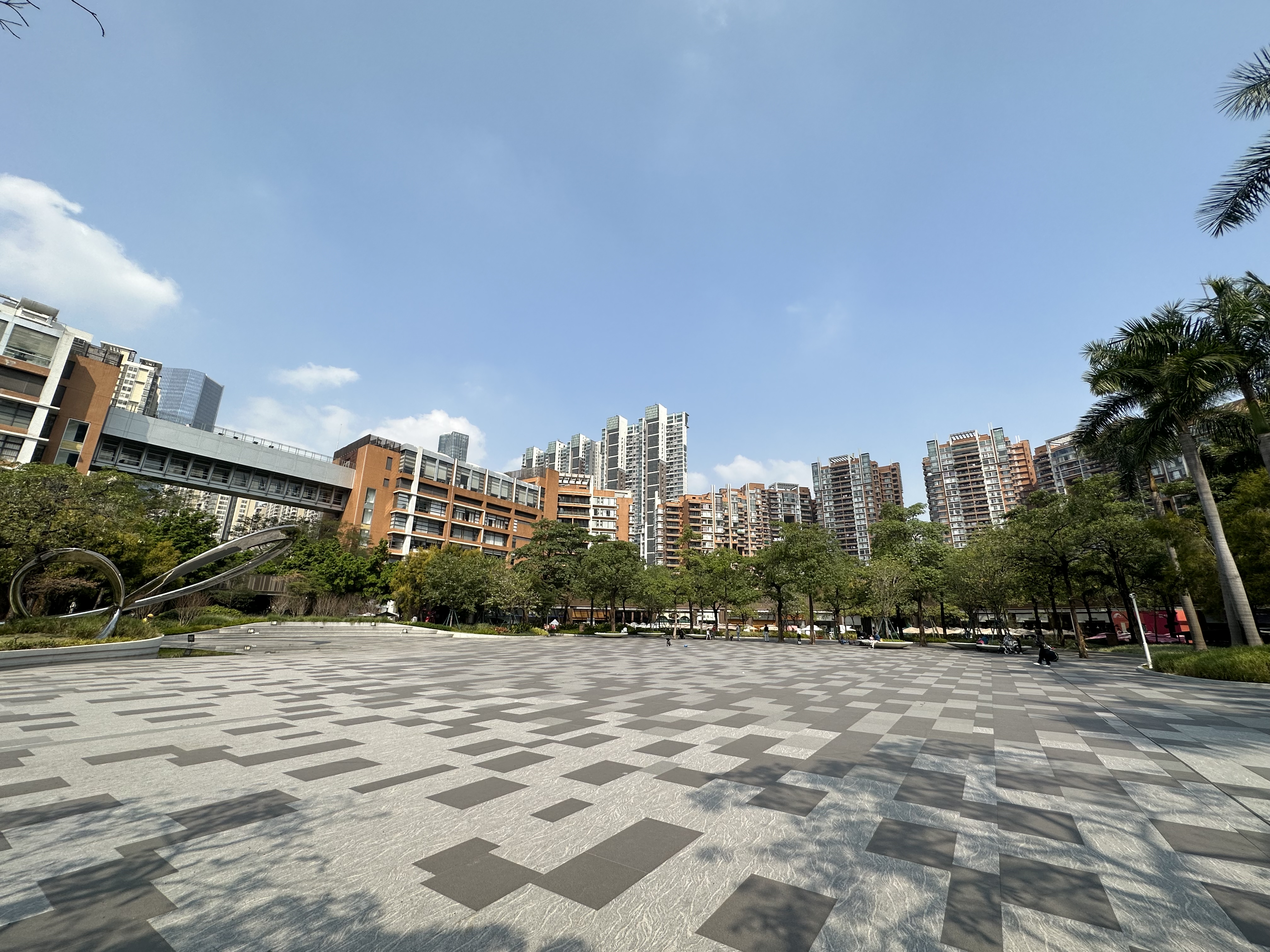 一副刀叉吃出多元共融,探索一个国际社区的治理|“最后100米”百名记者蹲点社区(村)