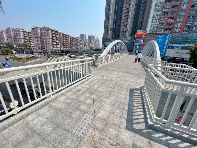 开好局 起好步 | “过街难、行车缓”?架天桥、“减”路口