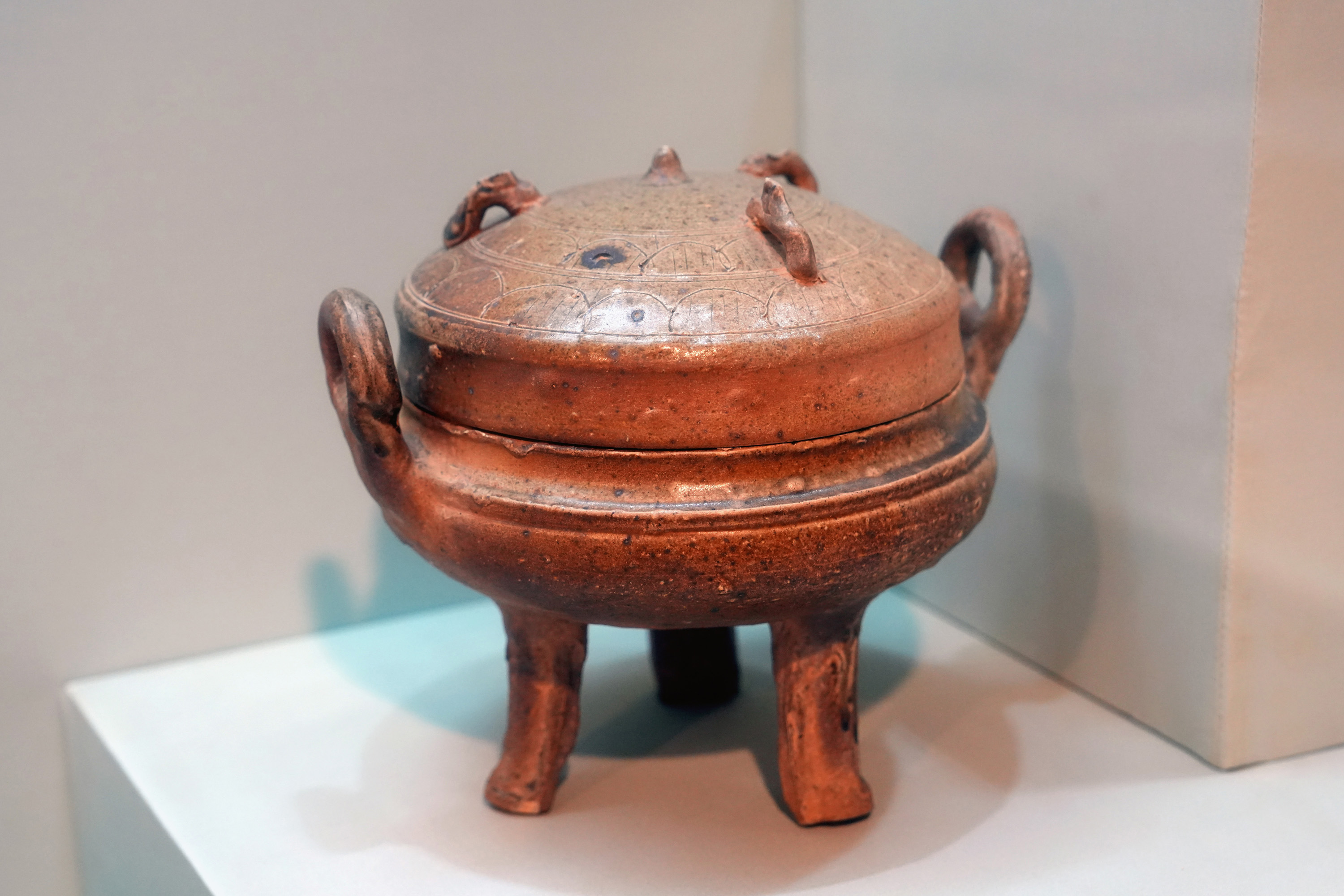 MWN20230309A08 青黄釉陶鼎连盖