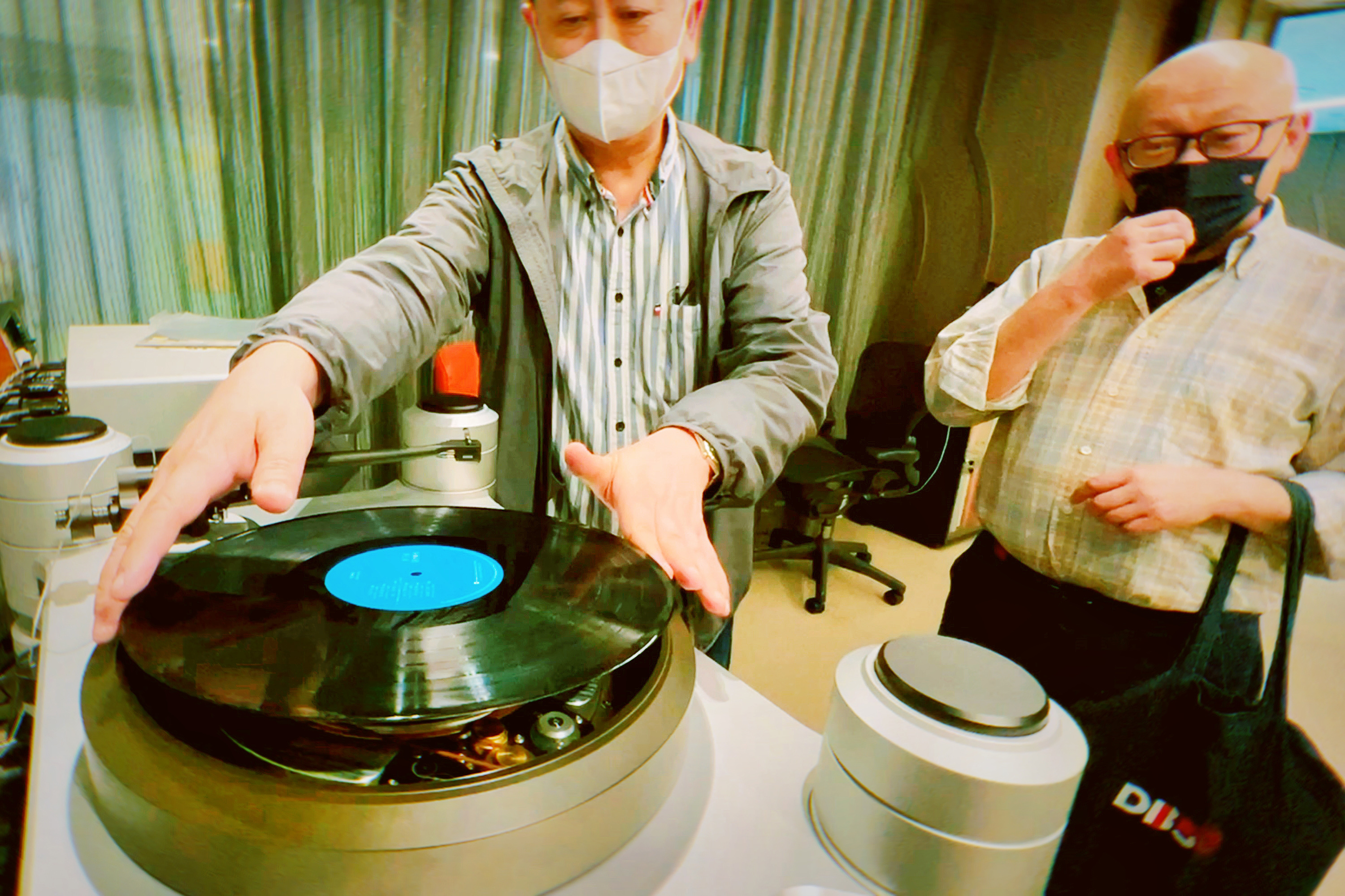 DSC02709 香港HIFI界资深从业人员Bobbi(右)在中环音响店试听音响