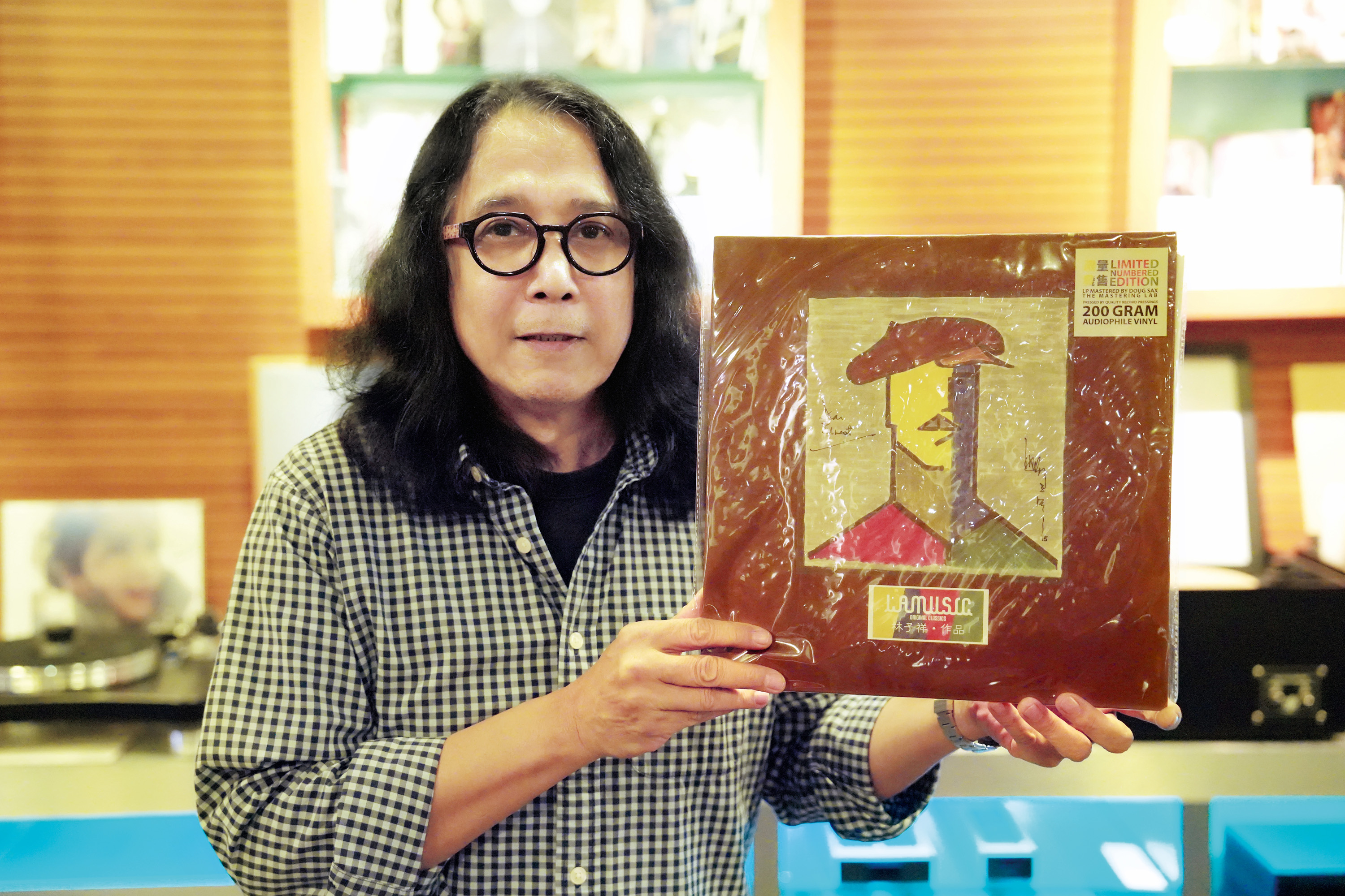 DSC02707 太极乐队的刘贤德向记者推介自己给林子祥录制的黑胶唱片