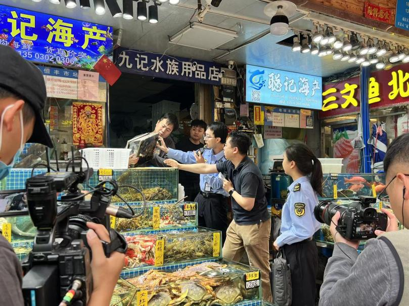 (图为区局执法人员在直播现场检查经营者计量器具)