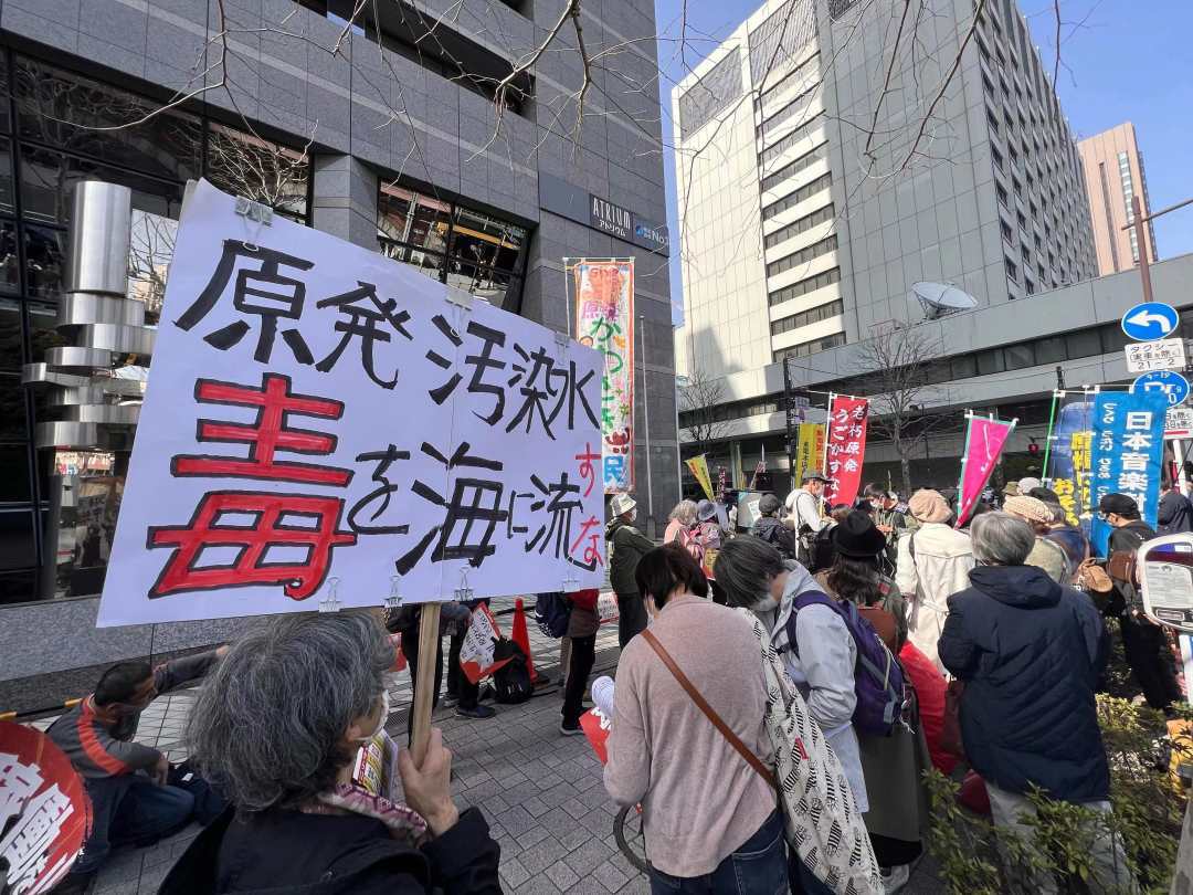 反对美军普天间机场搬迁 日本民众坐皮划艇抗议 - 国际在线移动版