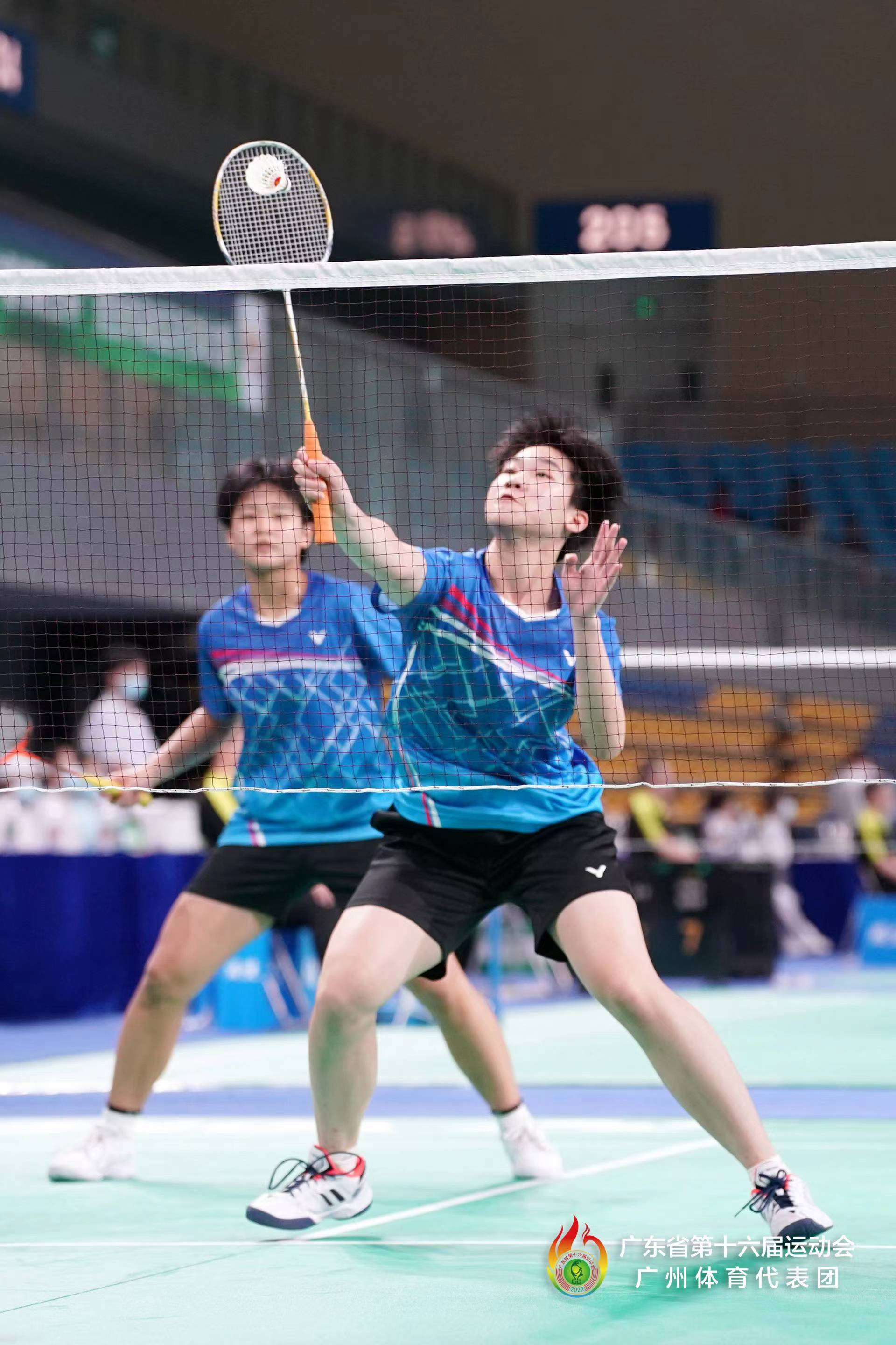 赛场上的陈琳(右)