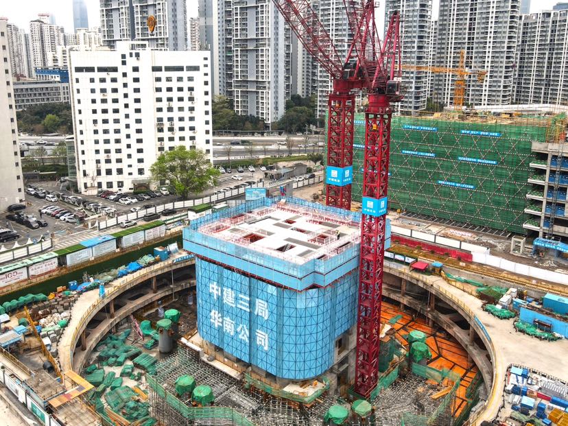 深圳“棚改第一村”完成“空中造楼机“安装