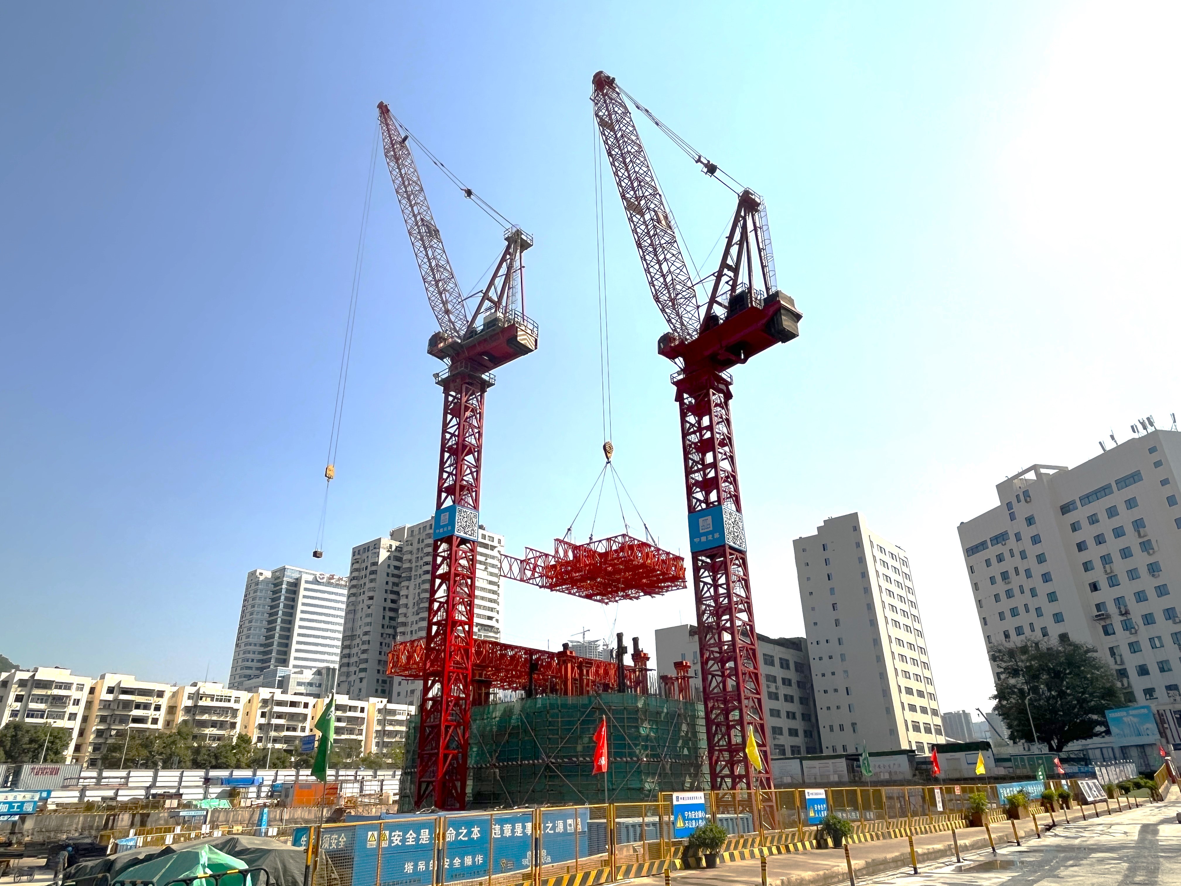 深圳“棚改第一村”完成“空中造楼机“安装