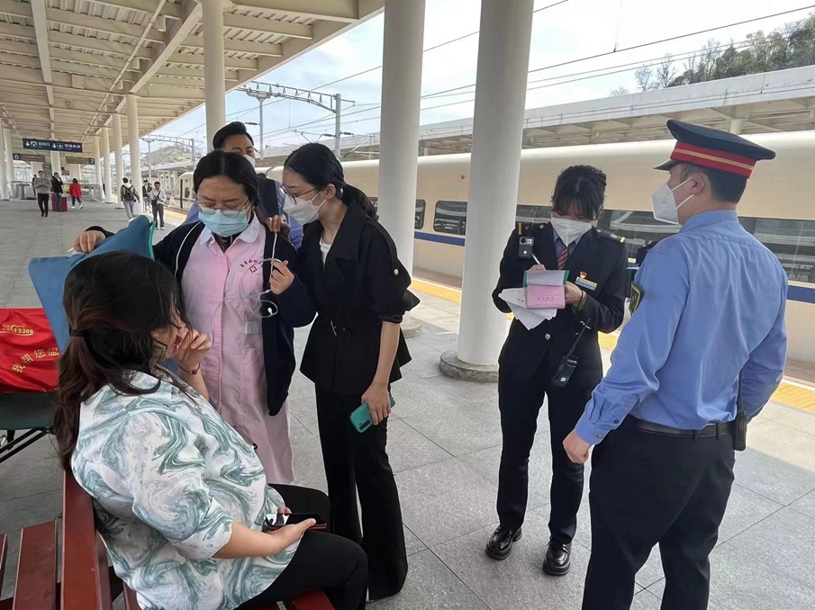 暖心！列车上孕妇突感不适，工作人员倾力救助……