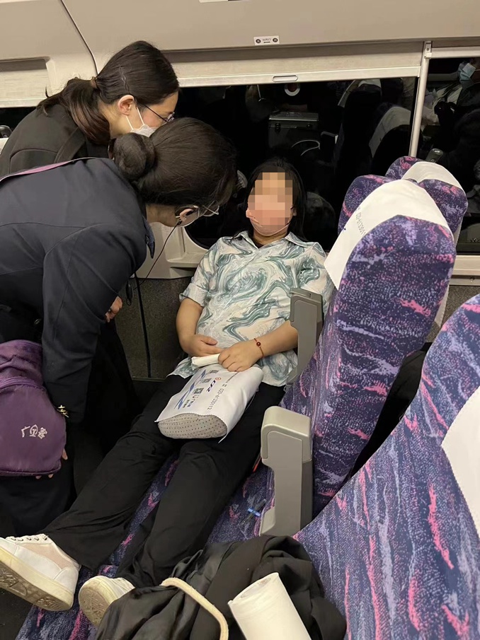 暖心！列车上孕妇突感不适，工作人员倾力救助……