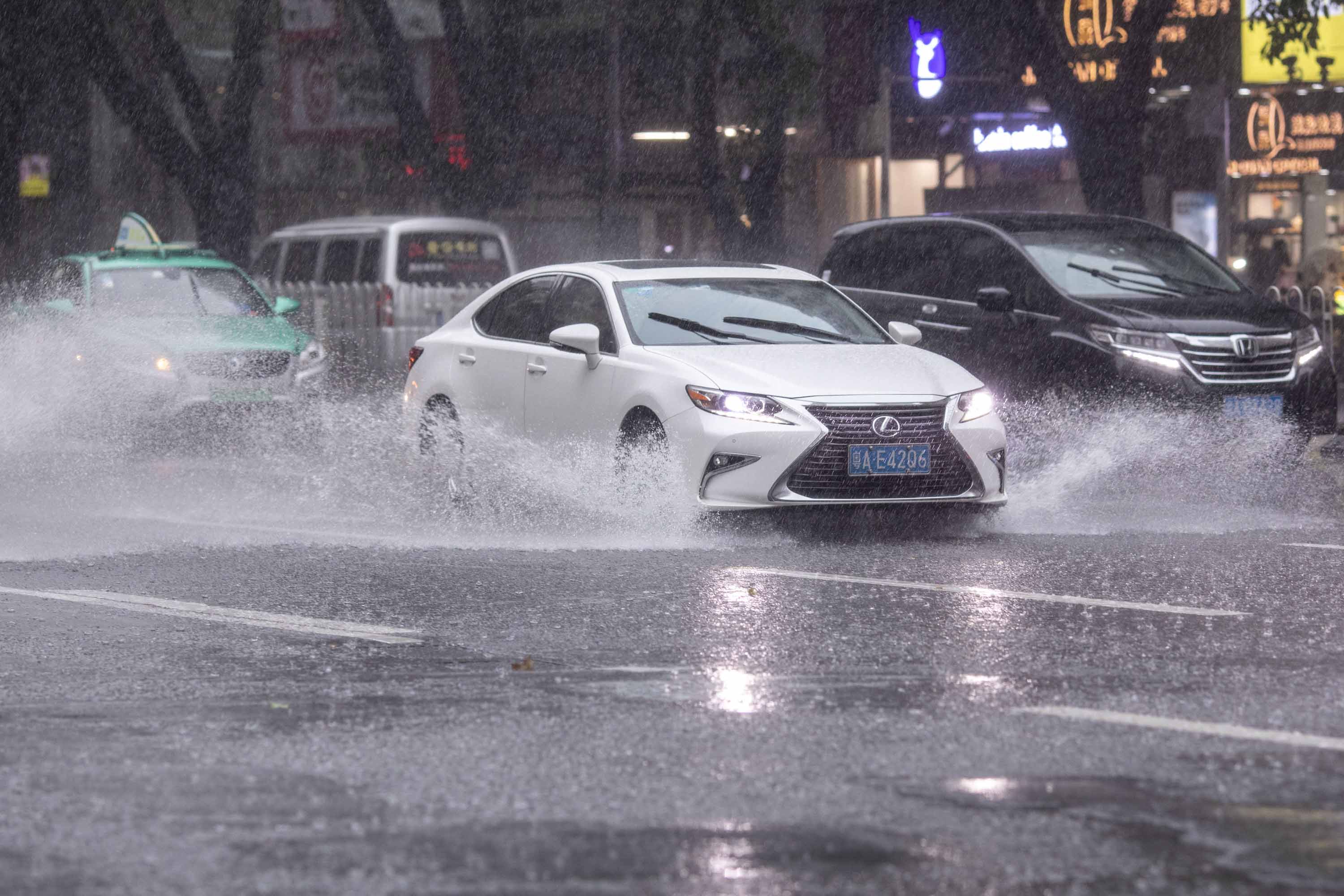 图集 | 暴雨来袭,广州启动雷雨大风Ⅳ级应急响应