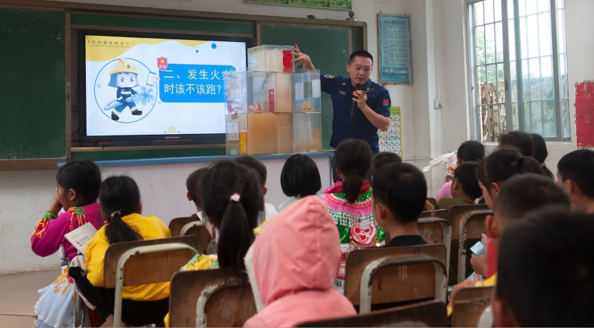 看“火焰蓝”做实验学逃生技能，这堂消防安全课干货满满