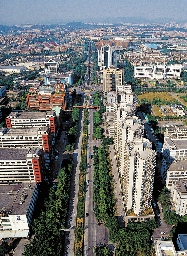 西区作为广州开发区的发源地,兼具传统产业基础和新兴产业优势,亟待提质升级。图为开发大道。 资料图片