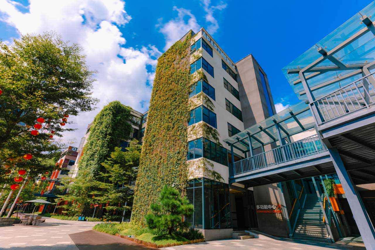 968创意园”奇妙地将原生态的自然景观融入到到园区办公楼宇中。