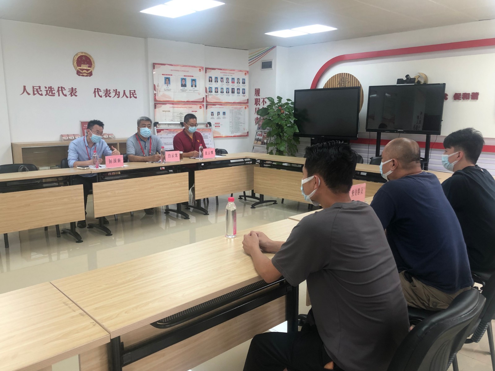 人在代表在凤凰街道人大代表中心联络站接待选民群众