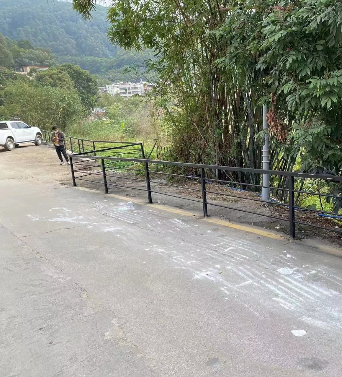 新村西街鱼塘边加建护栏