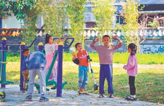 在中医药主题口袋公园玩耍的孩子们。