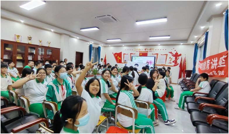 老师课上与学生趣味互动,达到了学习的效果。(来源:凤凰街道办事处)