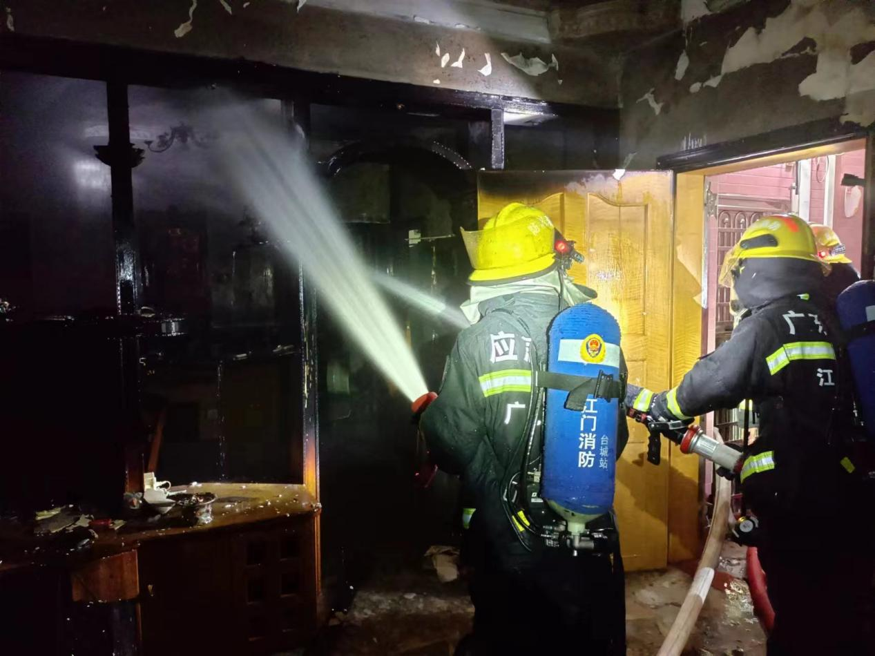 广东一住宅深夜起火！消防员冲入火场救出三人